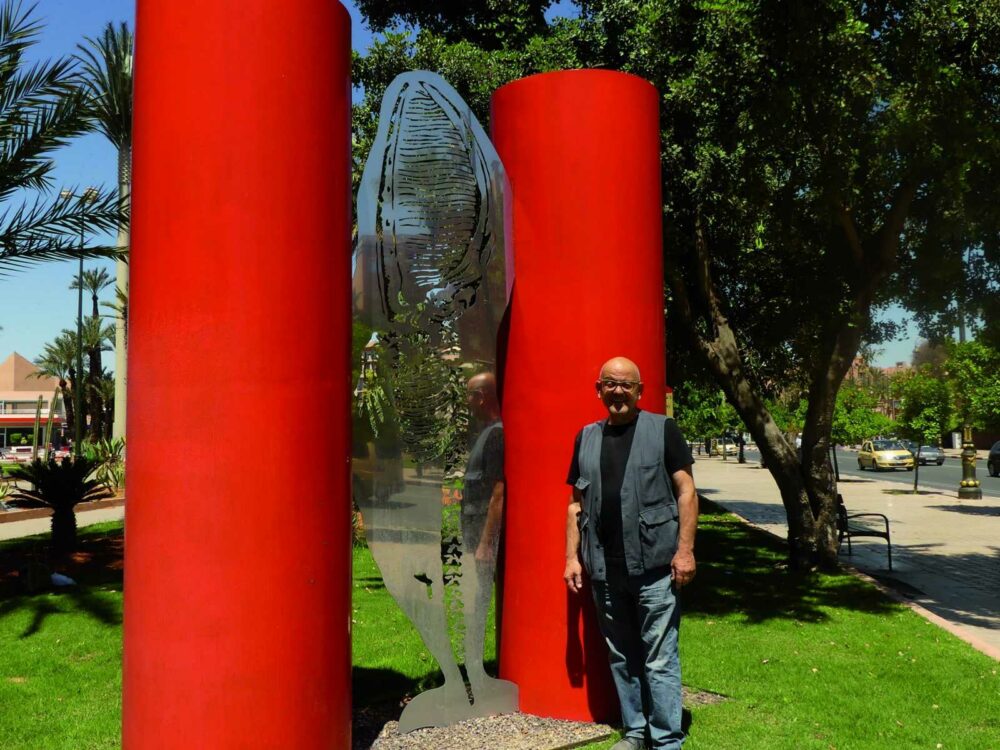 « Entre les deux colonnes rouges », une baleine se love Le mammifère mythique plaide pour l’environnement à Marrakech