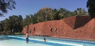 Le mur d’escalade est la grande nouveauté du célèbre parc aquatique Oasiria,