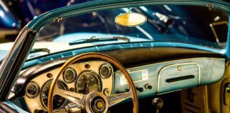 Des VOITURES d’autrefois garées au ES SAADI