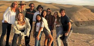 Laeticia Hallyday découvre le désert d’Agafay en famille