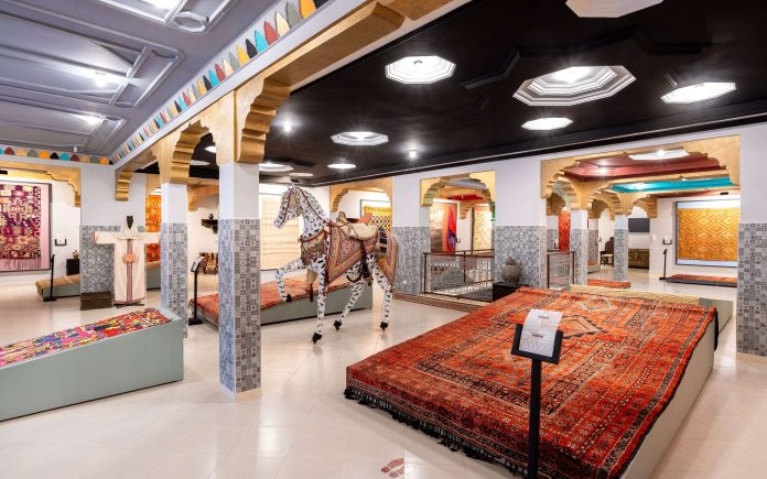 Une collection inouïe de chefs d’oeuvre tissés aux portes de la vallée de l’Ourika