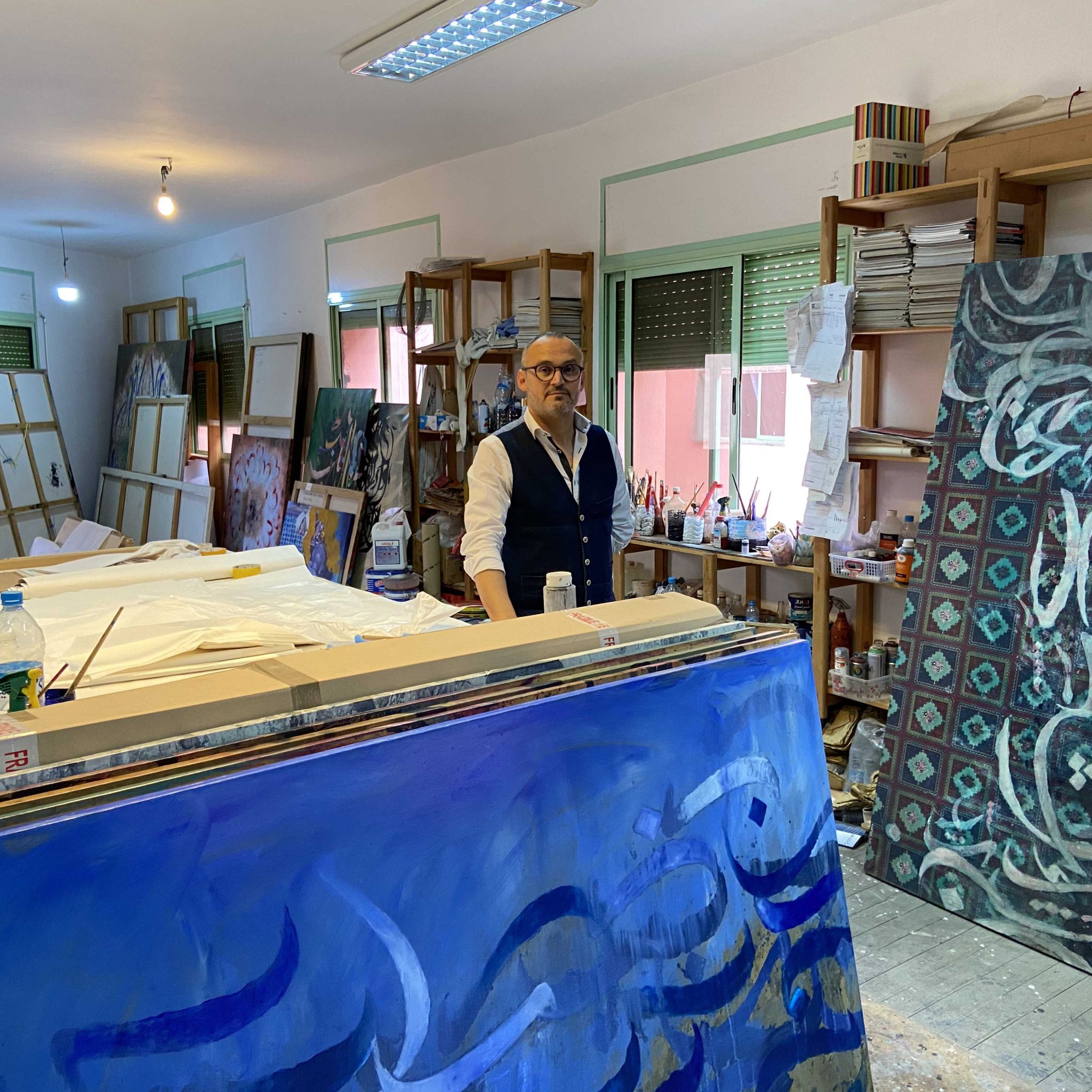 Noureddine Chater : Un trait d’union entre la peinture et la calligraphie à Marrakech