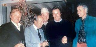 A STAR IS GONE Feu Sa Majesté le Roi Hassan II, en compagnie de SAR le Prince Moulay Ali, du Prince Jean Poniatowski et de Maitre Mustafa Zin, accueille Alain Delon.