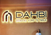 Au Dahbi, Meryem Cherkaoui réinvente la tradition La cheffe Meryem Cherkaoui devant l'enseigne du restaurant Dahbi à Marrakech