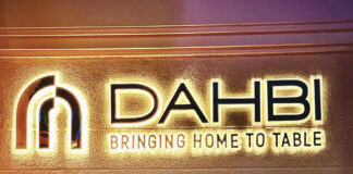 Au Dahbi, Meryem Cherkaoui réinvente la tradition La cheffe Meryem Cherkaoui devant l'enseigne du restaurant Dahbi à Marrakech