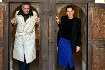 Flora Boillot et Kamal Moueddene devant la porte de la Maison Denise Masson