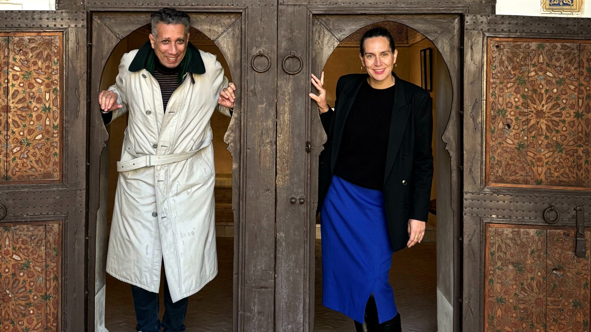 Flora Boillot et Kamal Moueddene devant la porte de la Maison Denise Masson