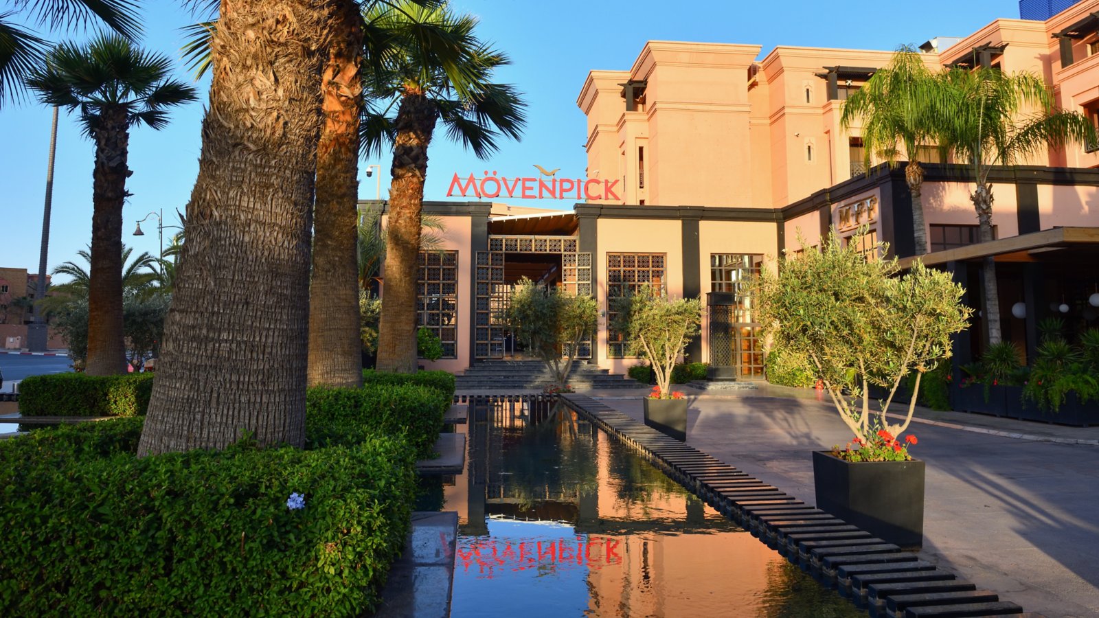 L'entrée du Mövenpick Hotel Mansour Eddahbi Marrakech au coucher du soleil