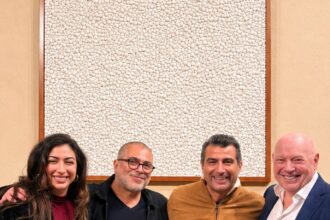 Mina Binebine et invités lors du vernissage de l’exposition L’éclosion de boutons