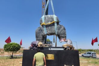 Sculpture « Je suis debout » de Mahi Binebine installée au rond-point de Bab Atlas à Marrakech