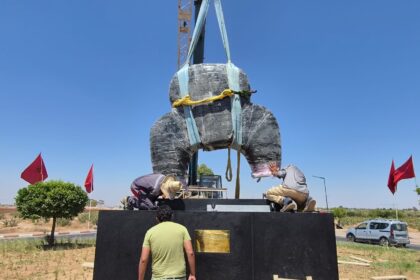 Sculpture « You and me » de Mahi Binebine installée au rond-point de Bab Atlas à Marrakech