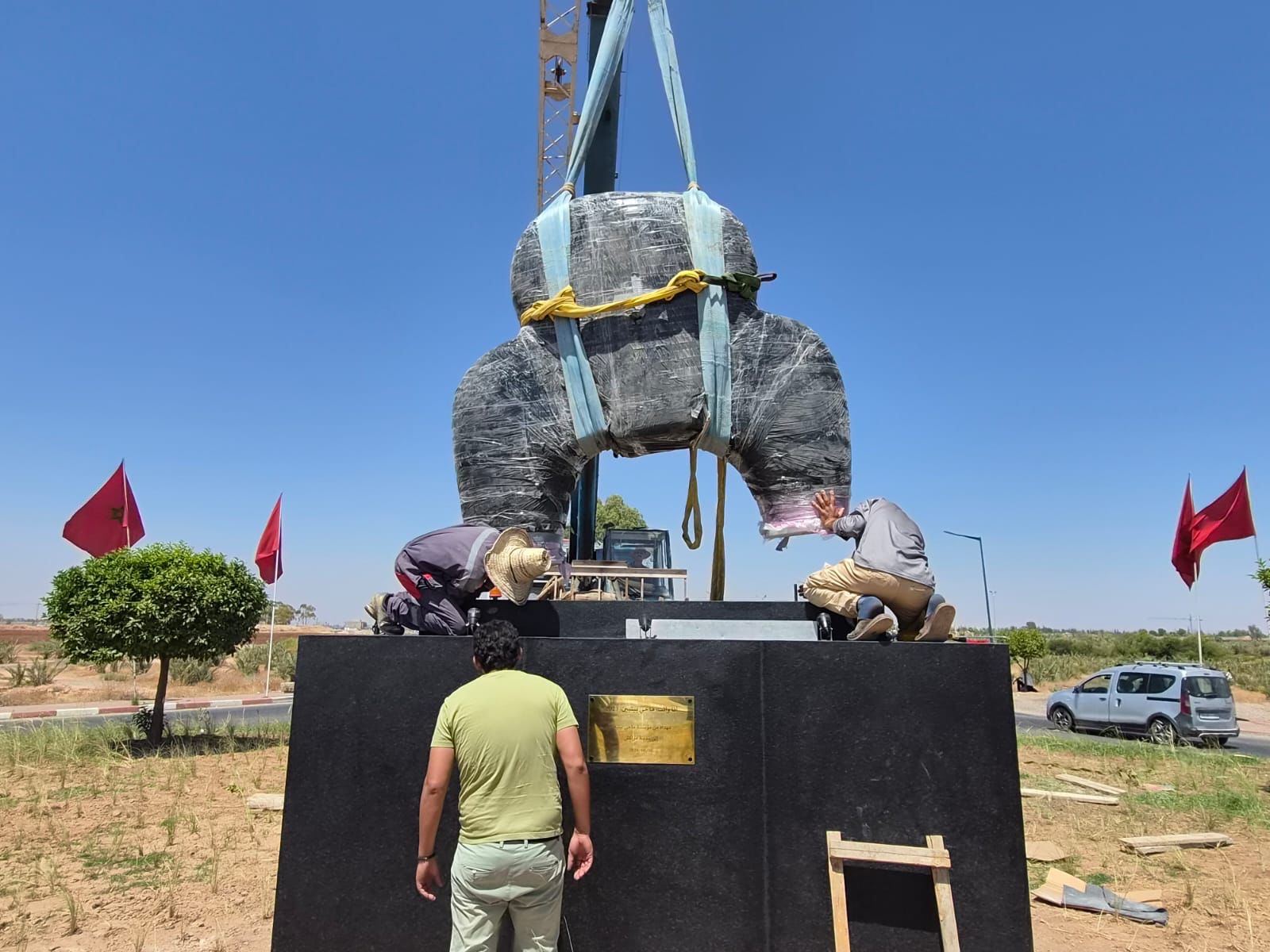 Sculpture « Je suis debout » de Mahi Binebine installée au rond-point de Bab Atlas à Marrakech