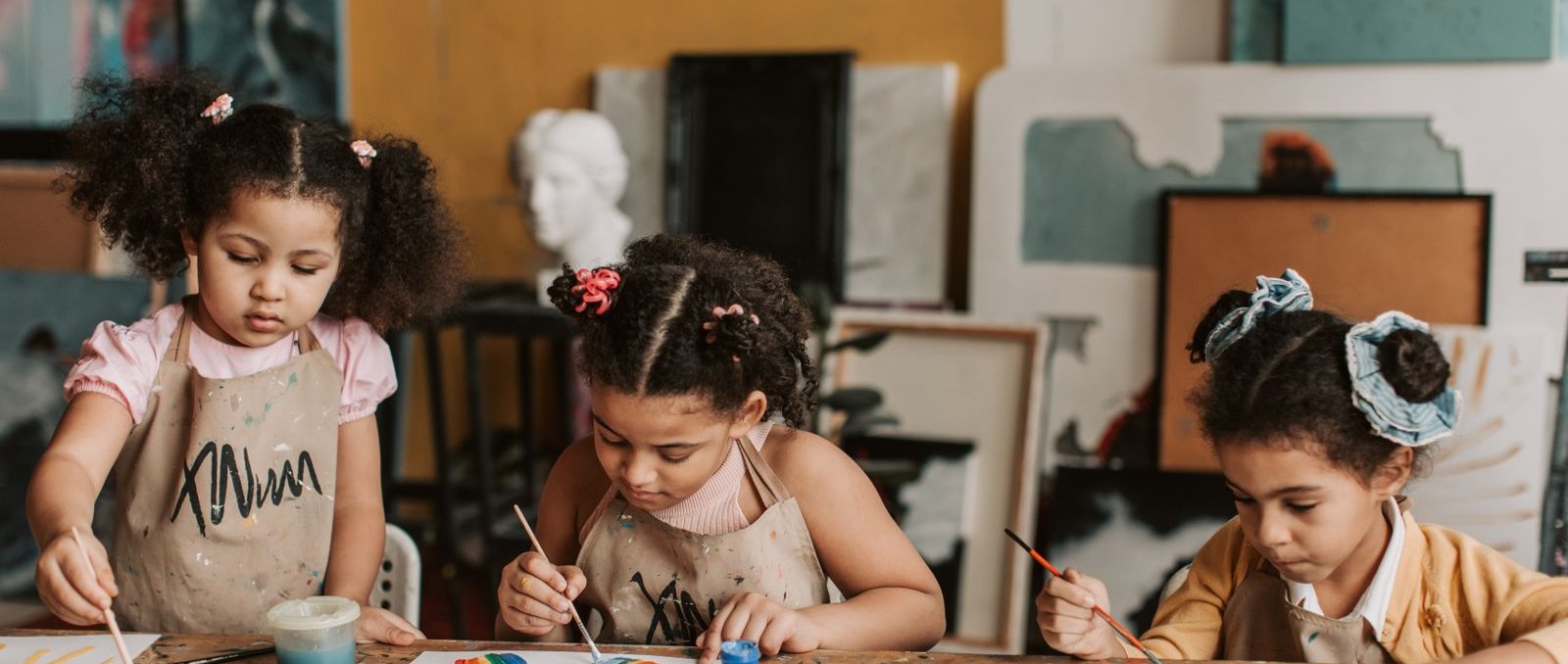 Enfants en atelier créatif de peinture (illustration)