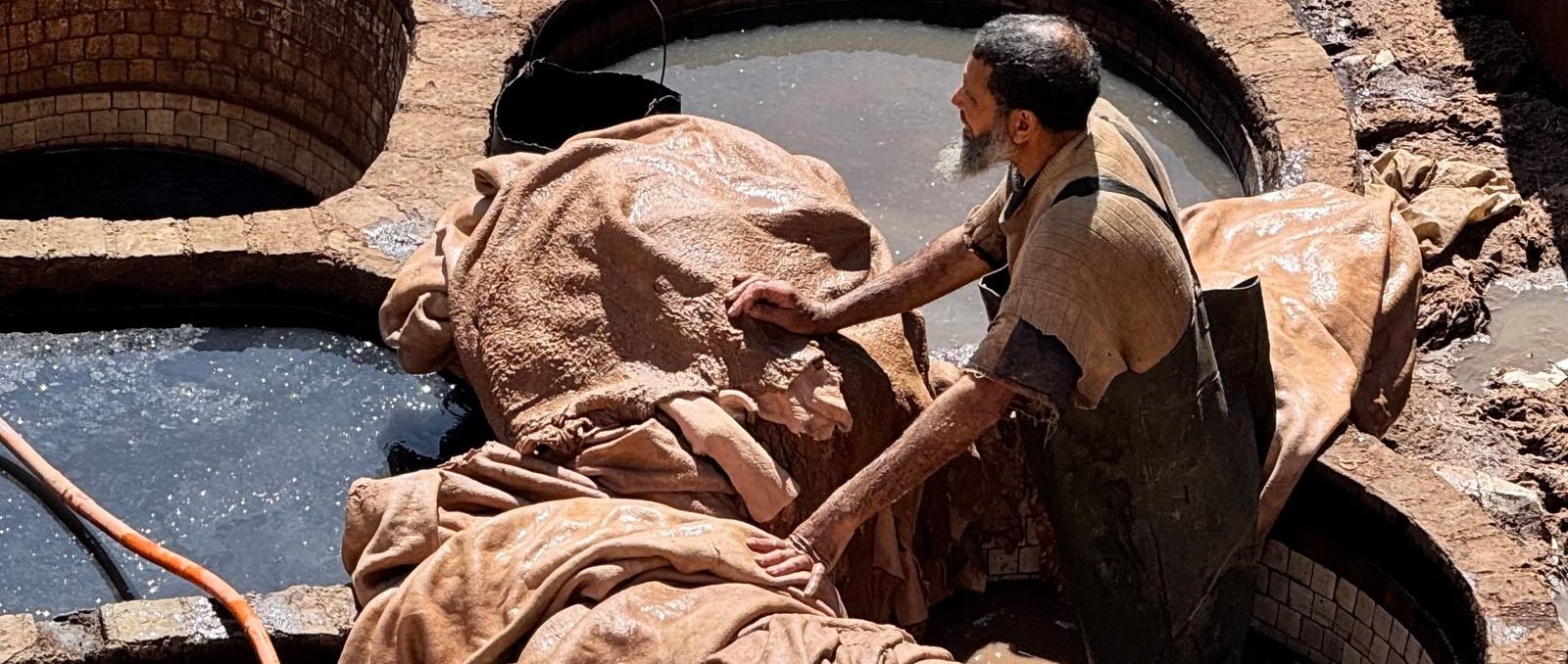 Artisan dans une tannerie traditionnelle (illustration)
