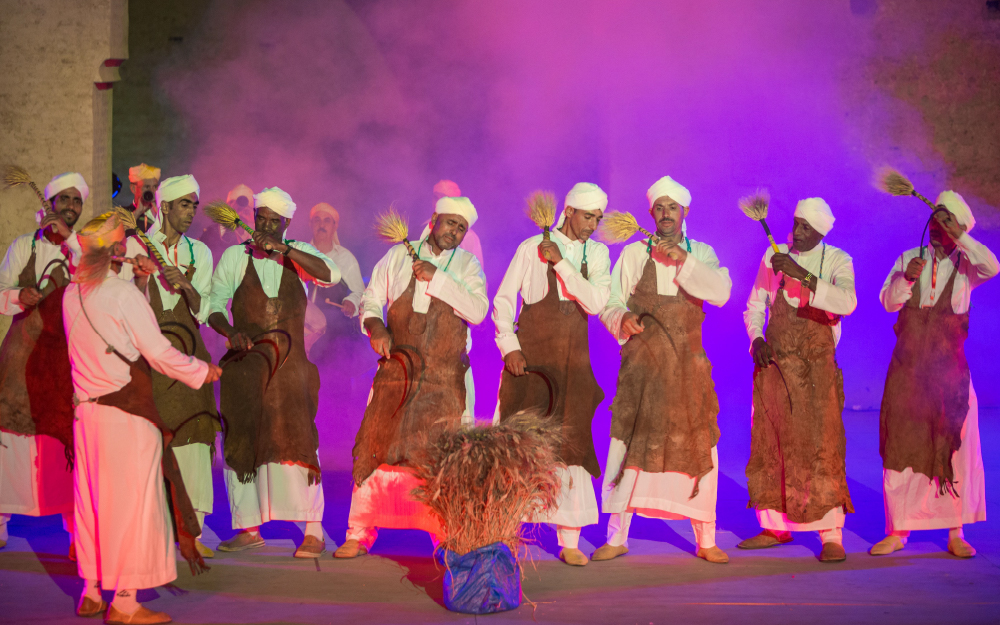 Danse rituelle d’une troupe lors d’une soirée du Festival National des Arts Populaires de Marrakech