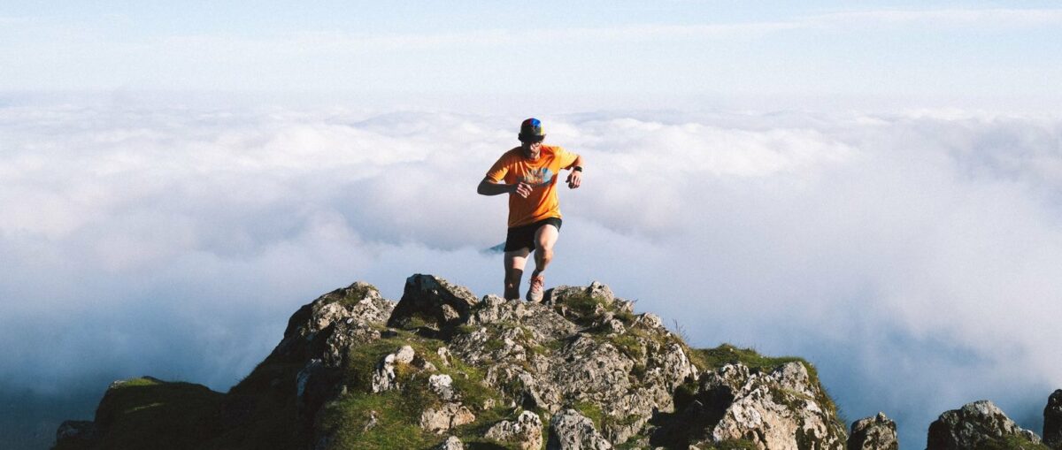 Coureur de trail en montagne (illustration)