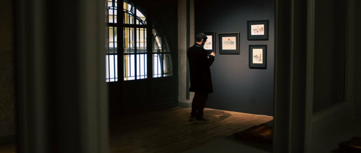 Visiteur observant une œuvre en galerie (illustration)