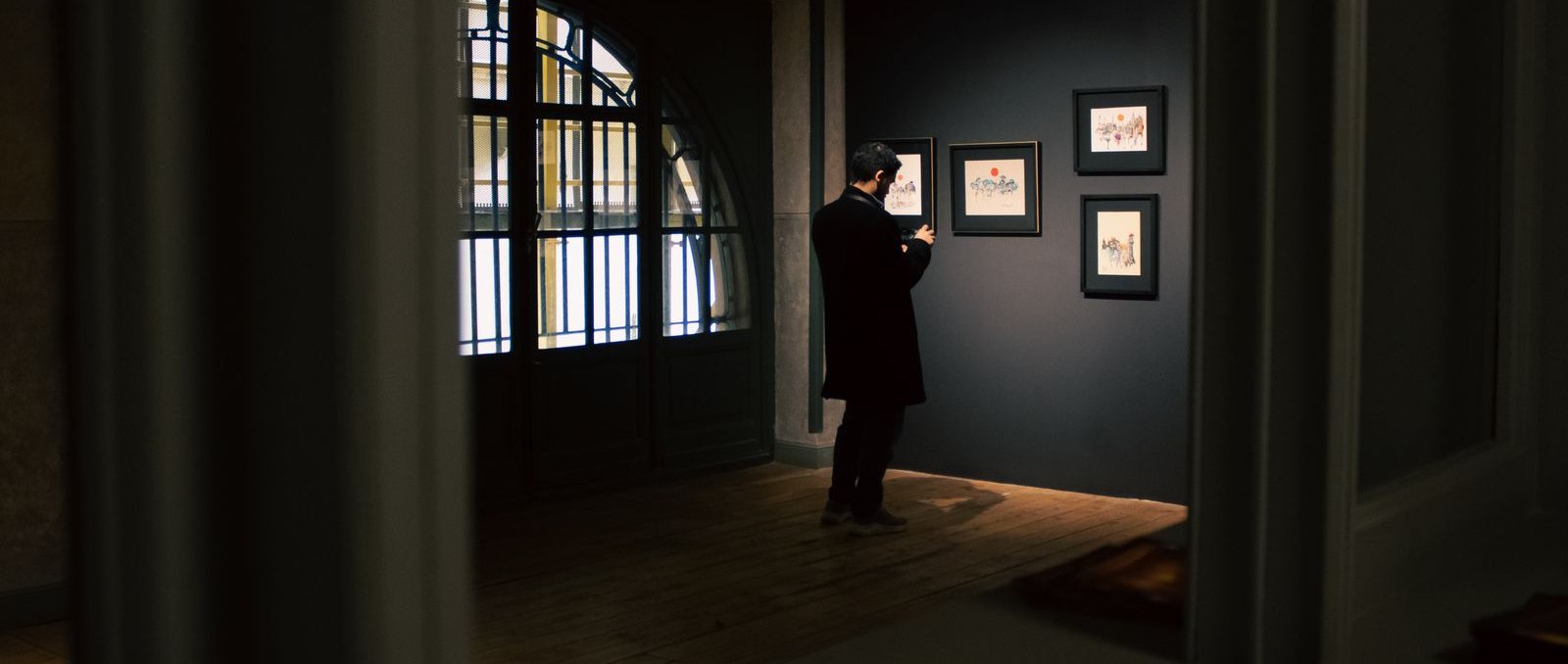 Visiteur observant une œuvre en galerie (illustration)