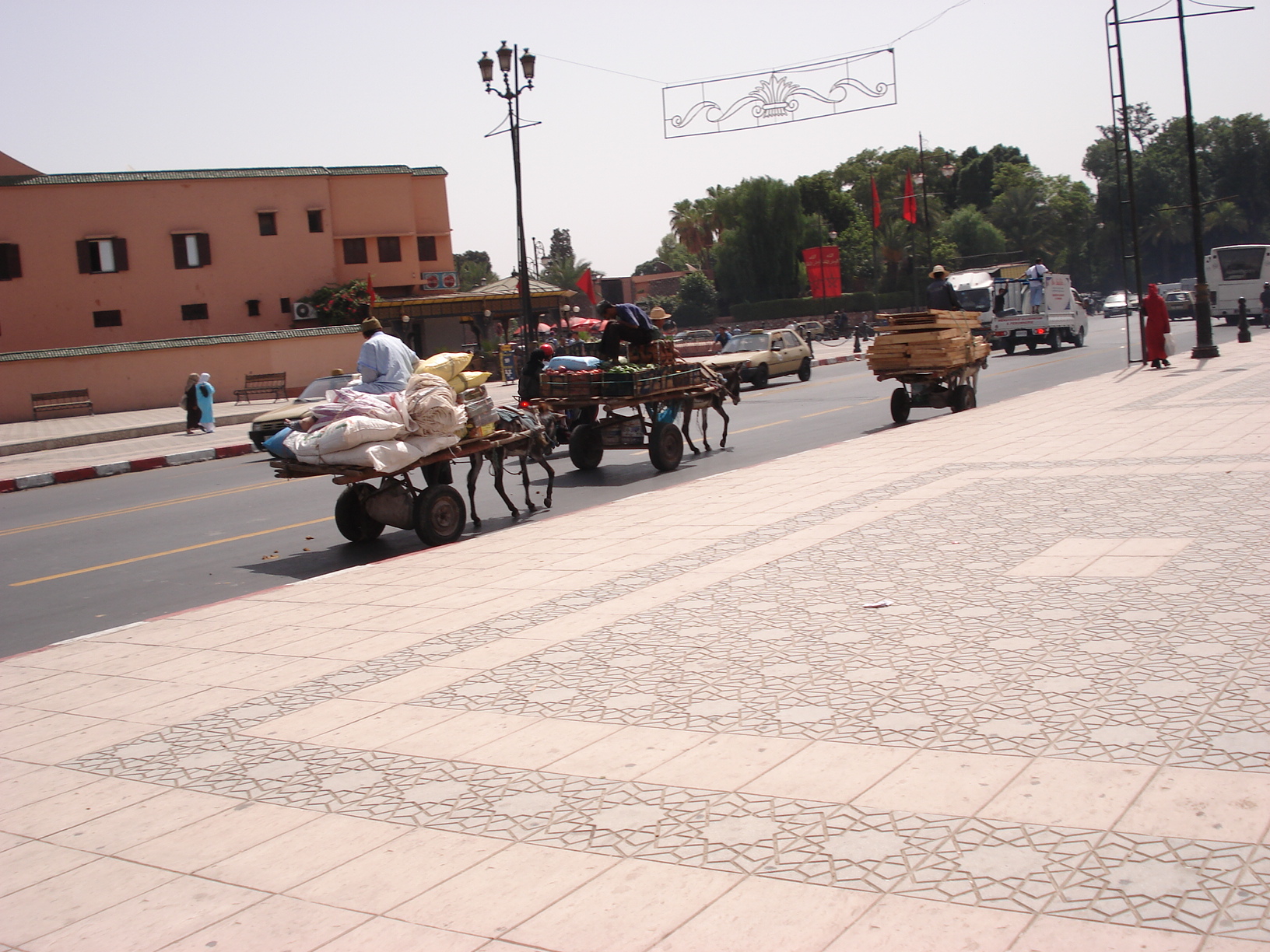 Avenue arborée dans le centre de Marrakech