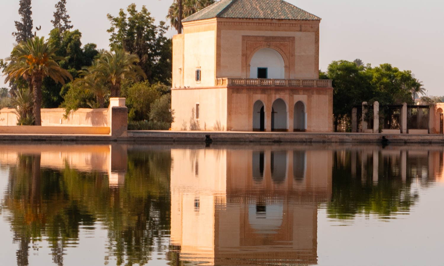 Le pavillon et le bassin des Jardins de la Ménara à Marrakech
