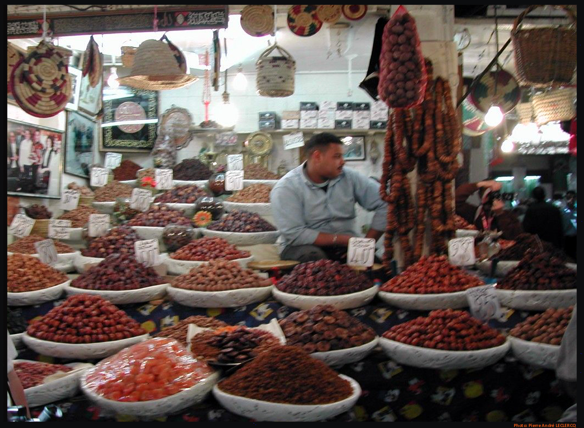 Ruelle animée de la médina de Marrakech