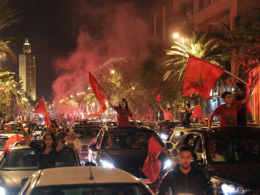Supporters marocains fêtant la victoire des Lions de l'Atlas à Marrakech pendant la Coupe du monde 2026