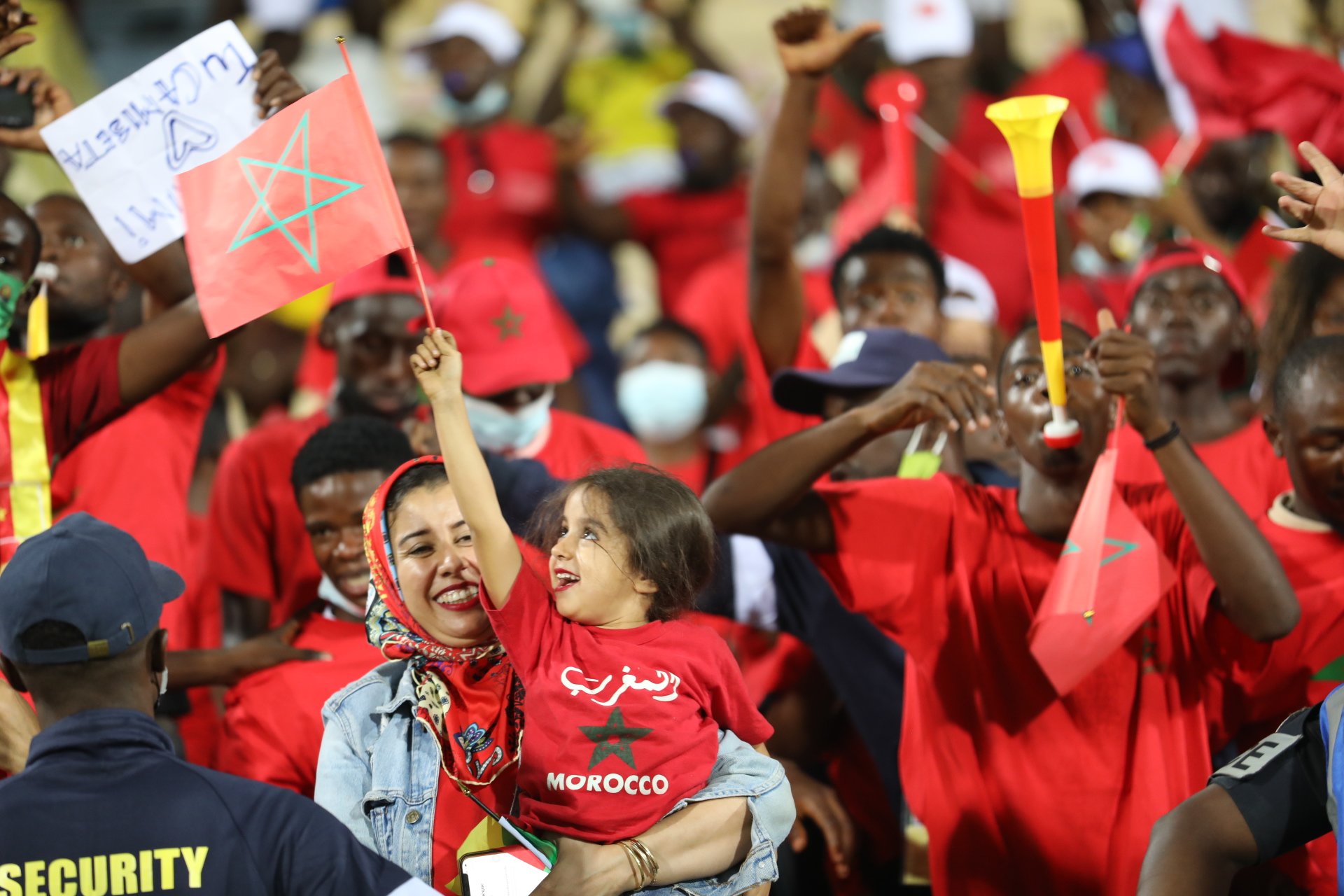 Une supportrice marocaine et sa fille brandissent un drapeau en tribunes