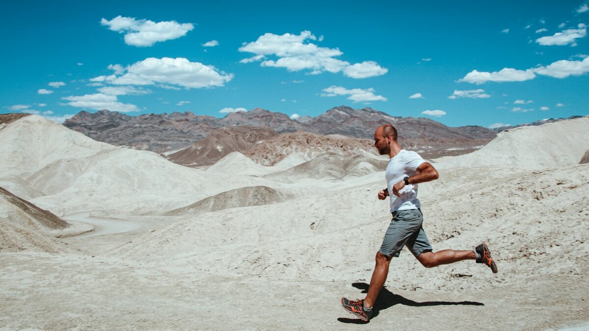Coureur de trail dans le désert d’Agafay près de Marrakech
