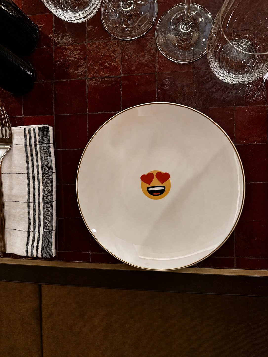 Assiette Bernardaud signée Beefbar posée sur le zellige bordeaux du restaurant
