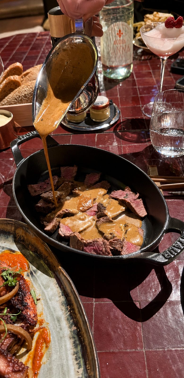 Sauce versée à table sur le filet de Black Angus de Beefbar Marrakech