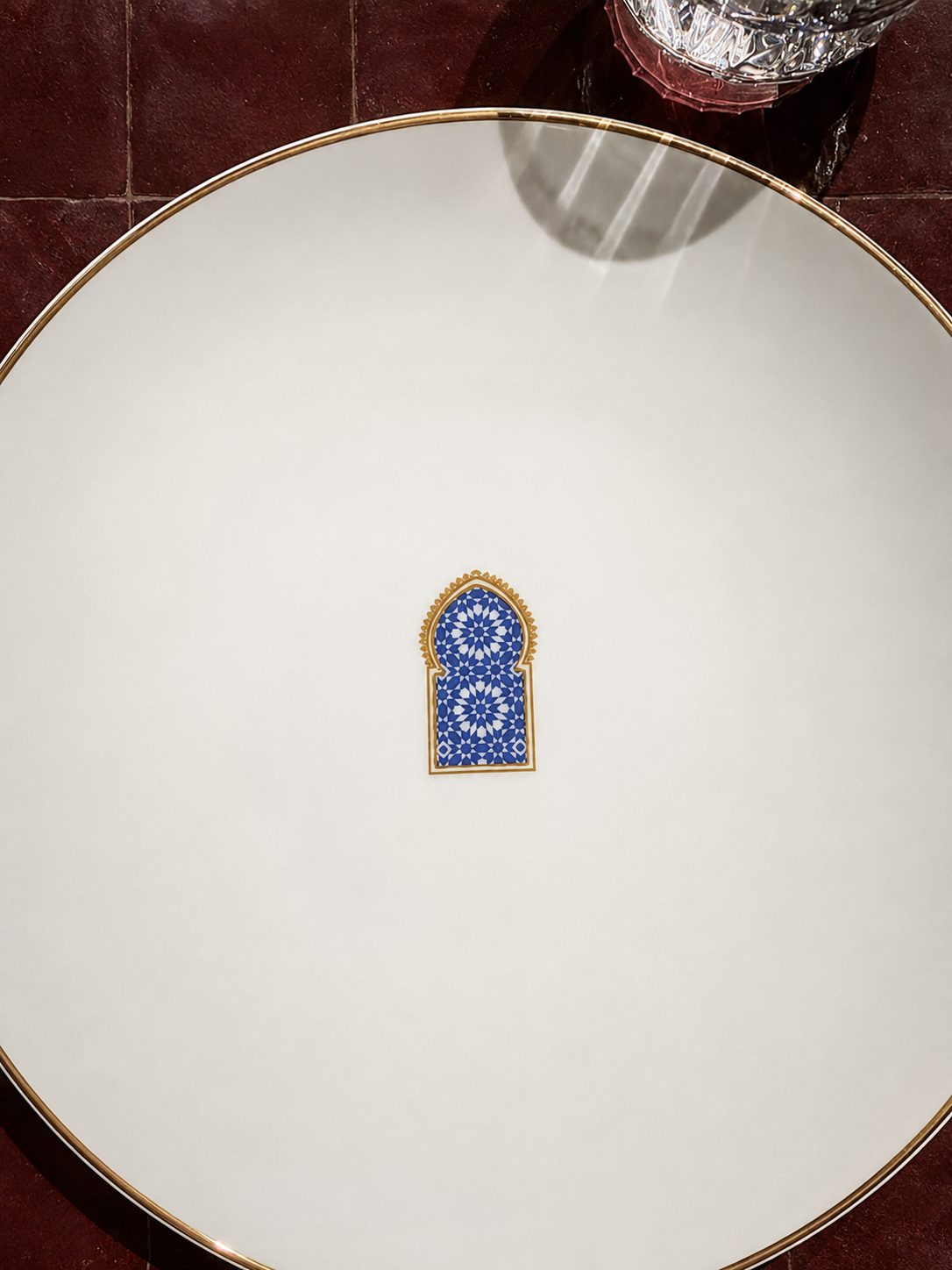 Arche de zellige au fond d'une assiette Bernardaud de Beefbar Marrakech